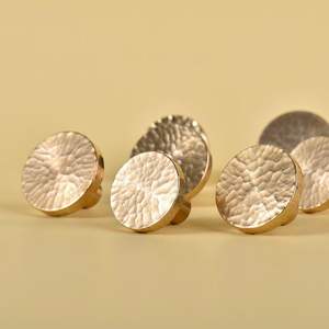 Perillas de Latón Hechas a Mano para Armarios de Cocina - Aspecto Artesanal Refinado, Tamaños y Colores Personalizables para Uso Contemporáneo, Moderno y en Exteriores - Product Image 3