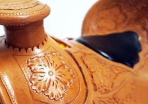 Selle western en cuir naturel véritable avec siège souple en vache noire avec fer sculpté à la main et raccord en acier incliné - Product Image 2