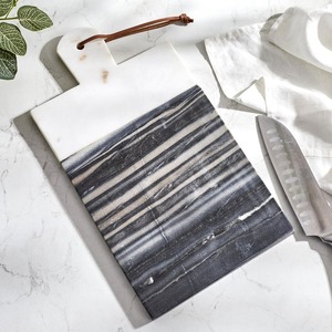 Assiette à découper en marbre blanc design avec veines noires Planche de cuisine et de service chic pour les maisons modernes - Product Image 1