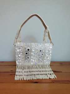 กระเป๋าคลัทช์สำหรับงานแต่งงานดีไซน์แบบฝาปิดประดับลูกปัดและหินหนังกลับสไตล์โบฮีเมียนแนววินเทจสำหรับเจ้าสาวจากอินเดีย - Product Image 2