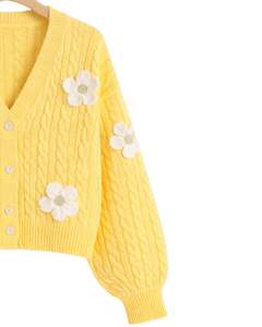 Cardigan en tricot torsadé jaune pastel personnalisé pour femme, avec applique florale blanche, col en V, boutonné devant, mignon pour l'hiver - Product Image 2