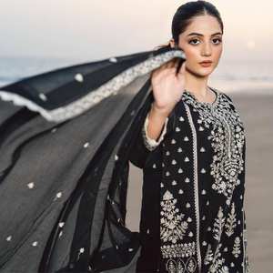 Top brodé de paillettes en fausse georgette de créateur élégant avec pantalon et costume de fête Dupatta pour femmes fabriqué en Inde - Product Image 2