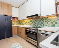 Îlots de cuisine modernes modulaires personnalisables en panneaux plats MDF, finition laquée haute brillance, avec évier, crédence et charnières