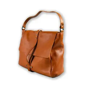 プレミアム品質Made in Italyカーフレザーショルダースポーティなバッグ、フラップが肩の下または上に着用