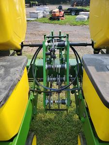 Achetez notre semoir à maïs 2 rangs John Deere 7100 à 4 rangs avec attache 3 points, idéal pour semis à sec – Vente directe usine de machines agricoles. - Product Image 5