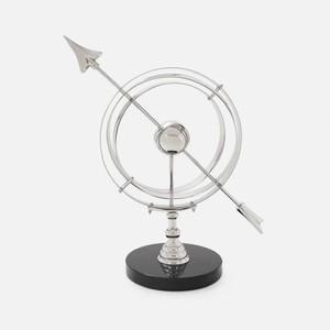 Armillaire décoratif en argent avec support est un objet décoratif probablement en métal poli - Product Image 3