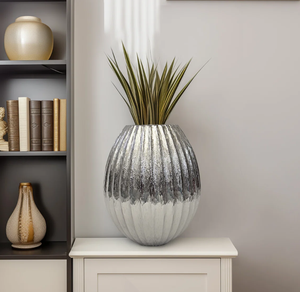Florero de aluminio y plata hecho a mano, exquisito acabado decorativo para salones de lujo en el hogar, interiores de lujo - Product Image 1