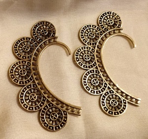 Un par de pendientes de joyería de metal de latón para mujer - Product Image 1