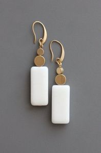 Pendientes de resina de estilo de lujo con diseño de cuerno único Pendientes clásicos de encanto de la mejor calidad para mujeres y niñas para fiestas - Product Image 4