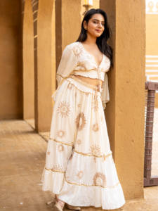 Robe longue bohème en coton blanc et vert brodée, fluide, pour l'été, les vacances et les occasions spéciales - Product Image 2