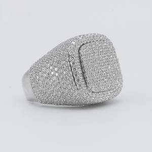 Eleva tu estilo con nuestro anillo de hip hop para hombre, hecho a mano con oro blanco de 14 quilates y diamantes. - Product Image 2
