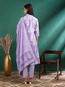 Kurta en coton pour femmes, imprimé Buta, coupe A, avec pantalon à bas élastique et dupatta, longueur mollet, col en V, manches trois quarts, lavande - Product Image 4