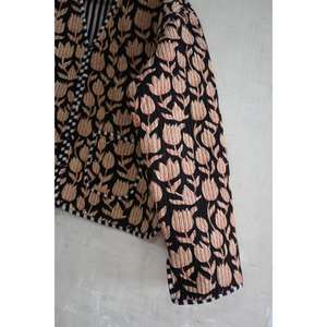 Veste matelassée en coton écologique à imprimé floral tissé à la main pour l'hiver, fermeture à boutons, design réversible, douce et chaude - Product Image 3