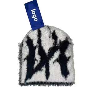 Fabricantes de Prendas de Punto, Gorro de Mohair Reversible con Estampado Jacquard y Logotipo Personalizado, Gorro de Invierno Afelpado para Ropa Urbana - Product Image 3