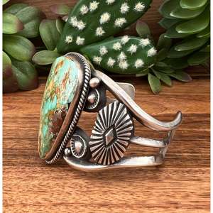 Brazalete de Plata de Ley y Turquesa Royston Hecho a Mano por Artistas Navajo, Accesorio de Moda - Product Image 3