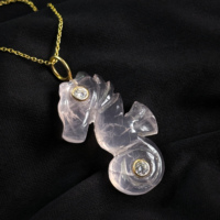 Pendentif en pierre précieuse naturelle en quartz rose en forme d'hippocampe, argent 925 plaqué or, double incrustation de pierres, pendentif tendance, bijoux de charme