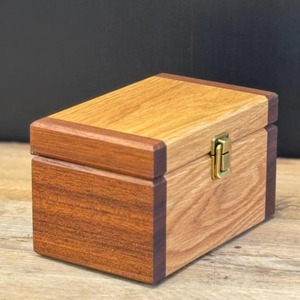 Boîte de rangement souvenir en bois de style vintage de la meilleure qualité avec serrure en métal pour bureau à domicile ou emballage cadeau disponible à la vente - Product Image 2