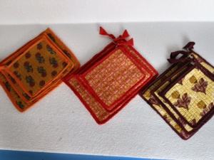 Pochettes en coton kantha 100% à fermeture éclair sur mesure en coton imprimé en blocs disponibles en modèles et tailles assortis pour la revente - Product Image 3