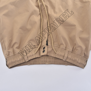Pantalon de neige ample beige classique avec cordon de serrage, passants pour ceinture, poches cargo, évents, bas élastiques et logo personnalisé - Product Image 3