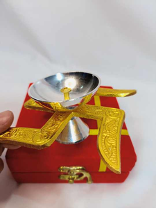 Fait à la main Durable Métal Aluminium Swastik Puja Diya Velours Boîte Superbe Qualité Style Classique Diwali Festival Décor Or Argent - Product Image 4