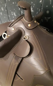 Selle Western en cuir véritable pour jeunes Stockman Marron Robuste Personnalisable Marque Shyam International - Product Image 4