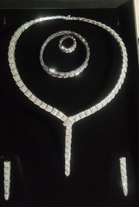 สร้อยคอไวเปอร์เครื่องประดับที่สง่างามและมีเพชรประกายสำหรับช่วงเวลาพิเศษที่ต้องการสัมผัสเสน่ห์หรูหรา - Product Image 2