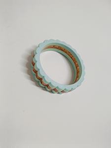 Nuevo brazalete de resina de gran venta en plata y brillo rojo 2025 - Product Image 3