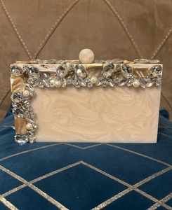 Bolso de diseñador con cierre floral hecho a mano de resina, bolso de regalo para dama de honor, estilo cómodo para verano e invierno, con cadenas y letras - Product Image 4