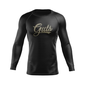 Rashguard à manches courtes respirant pour homme, or sur noir, UPF50+, séchage rapide, écologique - Product Image 1