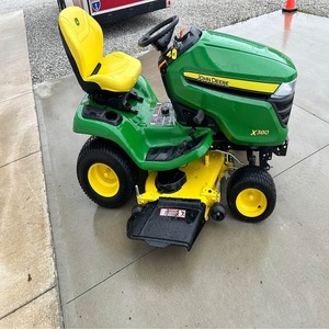 Tondeuse autoportée John Deere verte et jaune à prix d'usine, pour la coupe des chemins de jardin et l'entretien utilitaire des pelouses - Product Image 5