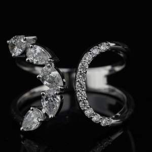 แหวนเพชรเพาะเลี้ยงคุณภาพสูง สี EF ความสะอาดระดับ IGI รูปทรงลูกแพร์ ชุบทองคำขาว ชุบทองคำชมพู เงินแท้ สำหรับผู้หญิง ได้รับการรับรองจาก Swaroop Diamond - Product Image 6