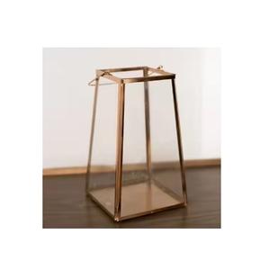 Lanterne carrée en métal Bougeoirs en métal Lanterne en verre et métal doré Ensemble de 2 lanternes en verre - Product Image 1