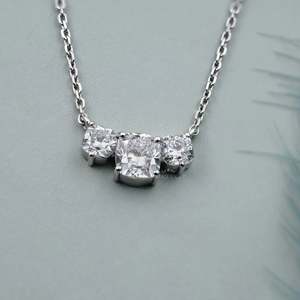 Collar con Colgante de Diamante con Corte Cojín de Tres Piedras, Certificado por IGI - Product Image 1