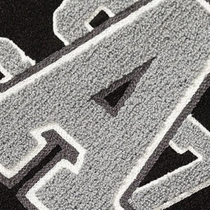 OEM personalizado de los hombres de manga larga Letterman Varsity chaqueta de cuello alto negro gris Streetwear recubierto procesamiento Chenille bordado - Product Image 3