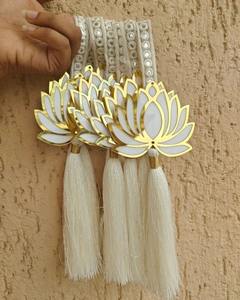 Lotus MDF avec pompon en fil de soie Tenture murale pour décoration murale Idéal pour la décoration de mandir et d'entrée - Product Image 2