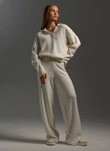 Ensemble de survêtement en tricot à jambes larges surdimensionné personnalisé en deux pièces pour femmes, de haute qualité, décontracté, uni, col en V - Product Image 2