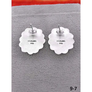 Artisanat du Sud-Ouest # 8 boucles d'oreilles à tige en turquoise et argent sterling, serties de motifs floraux - Product Image 4