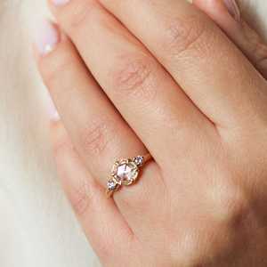 แหวนหมั้นเพชรโมอิส1.55อิสซาไนท์ซีซีตัดรูปกุหลาบโบราณชุดฝาหินสามชิ้นที่มีแถบแต่งงานสีเหลืองทอง - Product Image 2