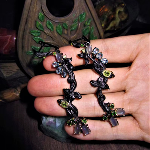 Pendientes colgantes florales de piedra lunar satinada con acentos de peridoto y topacio joyería de hadas del bosque hecha a mano para regalo de mujer - Product Image 1