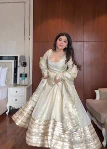 ชุดสูทแต่งงาน anarkali ดีไซเนอร์สีขาวชุดคลุม Anarkali แบบดั้งเดิมของชาวอินเดีย - Product Image 3