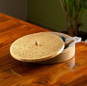 Boîte Chapati artisanale gravée florale en laiton et bois de manguier boîte de magasin chauffe-casserole cuisine décor à la maison - Product Image 2