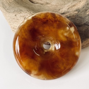 Pendentif Donut en Ambre Baltique Orange et Blanc, Collier Cercle en Ambre Naturel ; Pendentif Donut en Ambre Naturel Forme Cercle Unisexe - Product Image 4