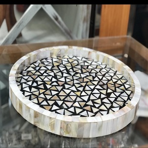 Plateau de service en rotin élégant avec incrustation de nacre, parfait pour les repas de luxe et la présentation d'hôtel - Product Image 1