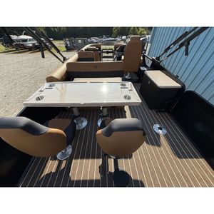 Bateaux de catégorie CL 2026 Premier 250 Solaris RS, nouveau coque en aluminium noir, moteur hors-bord - Product Image 4