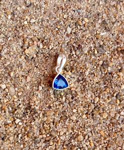 จี้แซฟไฟร์สีน้ำเงินทำด้วยมือสีเงินสเตอร์ลิง925จี้ผู้หญิงสวยจี้สีฟ้าสดใส - Product Image 3