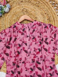 Running Days Wear Digital Printed Scoop Neck Bordado Hasta la rodilla Kurti con talla grande disponible a un precio asequible - Product Image 6