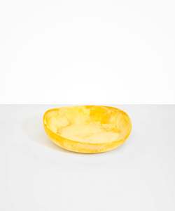 Cuenco decorativo de resina Beige texturizado con bordes festoneados Centro de mesa moderno para mesa de comedor Mesa de café Frutero elegante - Product Image 1