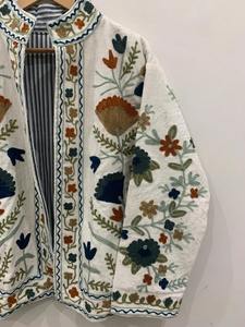 Chaqueta corta bordada Suzani de terciopelo blanco bohemio con bordado indio, chaqueta de bombardero Floral Suzani para mujer - Product Image 4
