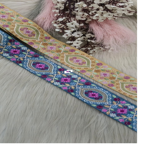 Hecho a medida en una mezcla de cordones bordados de diseño floral y abstracto en 1,5 pulgadas de ancho para embellecimiento de ropa de mujer. - Product Image 1