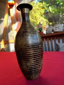 Vase à fleurs en métal gravé de style européen classique avec col haut pour les amateurs de décoration antique pour le prix d'exportation - Product Image 3